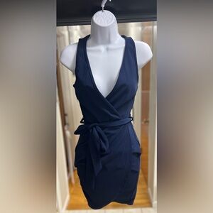 Brand: Windsor
Size: XS
Has a pull (last picture)